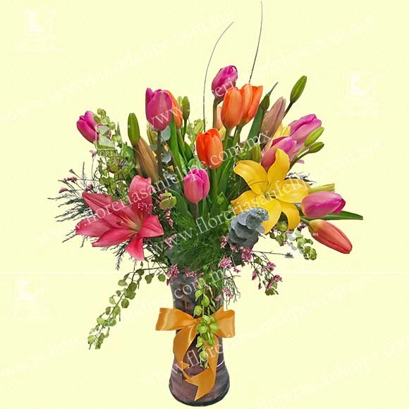 Jarrón con 15 tulipanes y 4 Lilis